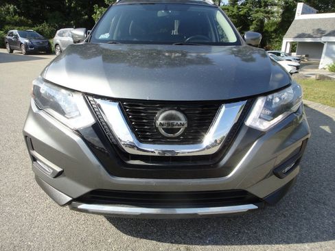 Used 2018 Nissan Rogue SV w/ Premium Package FWD image 2