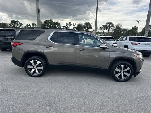 Used 2020 Chevrolet Traverse LT w/ LT Premium Package image 3