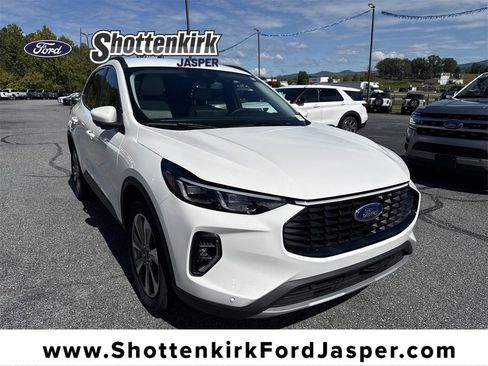 Used 2023 Ford Escape Platinum image 1