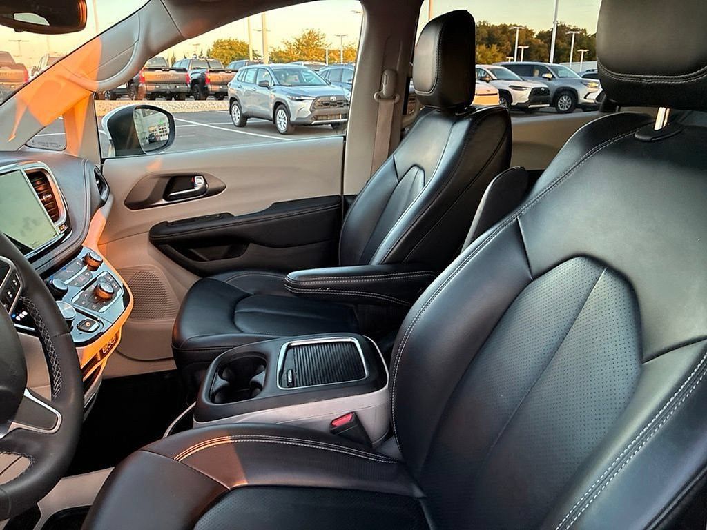 Used 2023 Chrysler Pacifica Touring-L FWD image 28