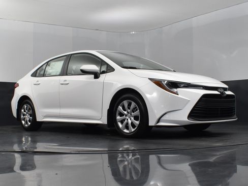 Used 2025 Toyota Corolla LE image 41