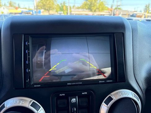 Used 2018 Jeep Wrangler Unlimited Sahara AWD/4WD image 20