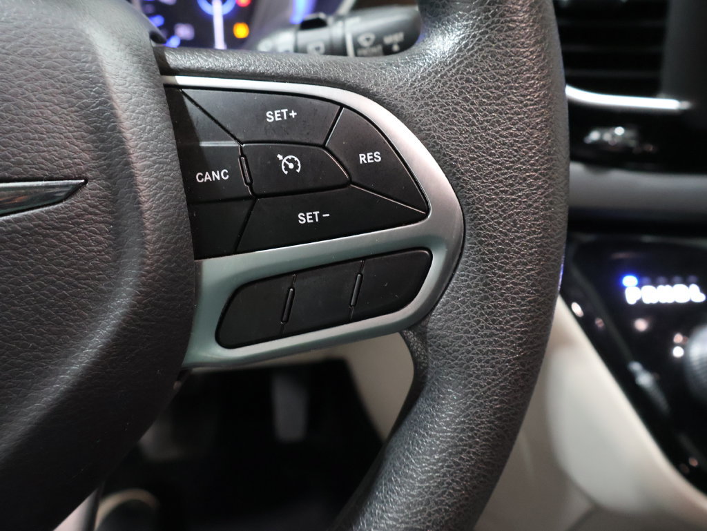 Used 2018 Chrysler Pacifica Touring Plus FWD image 41