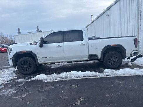 Used 2024 GMC Sierra 2500 AT4 w/ AT4 Preferred Package image 3