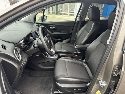 Used 2022 Chevrolet Trax LT w/ LT Convenience Package AWD/4WD image 9