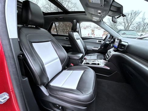 Used 2023 Ford Explorer XLT w/ Equipment Group 202A image 15