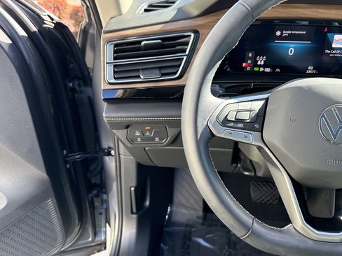 Used 2024 Volkswagen Atlas SE image 19