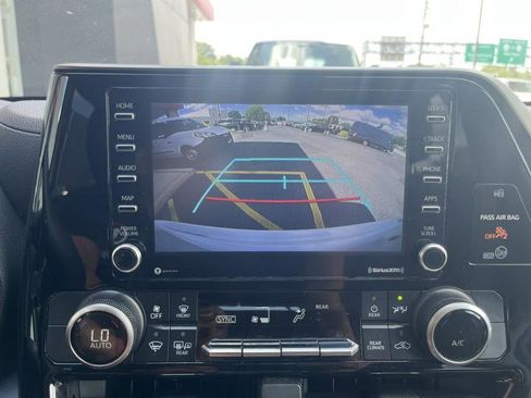 Used 2021 Toyota Highlander L FWD image 16