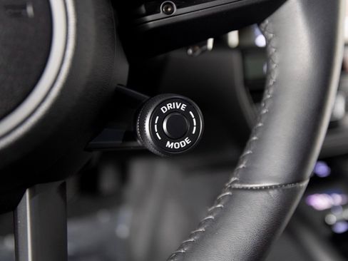 Certified 2025 Porsche Macan Turbo image 27