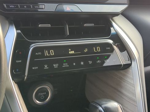 Used 2023 Toyota Venza XLE image 24