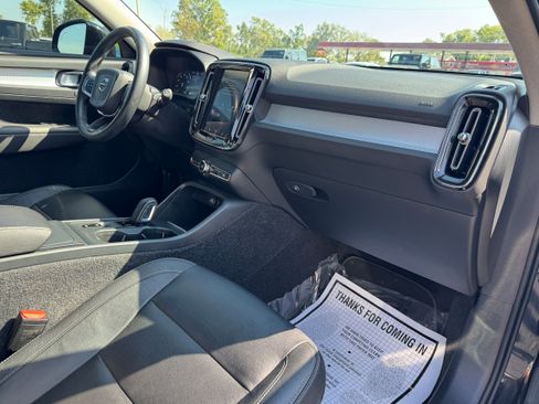 Used 2020 Volvo XC40 T5 Momentum image 18