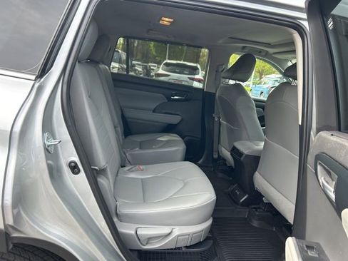 Used 2025 Toyota Highlander XLE AWD/4WD image 18