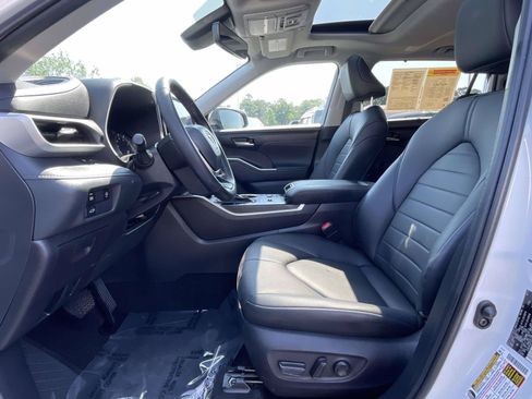 Used 2023 Toyota Highlander XLE FWD image 17
