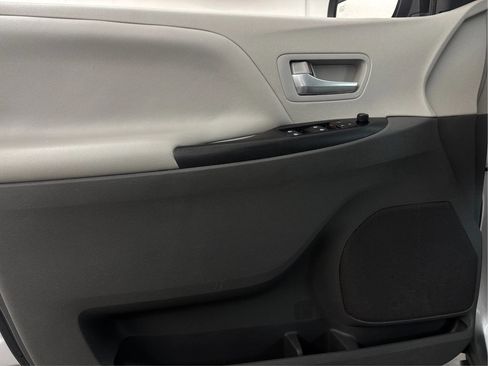 Used 2018 Toyota Sienna LE FWD image 25
