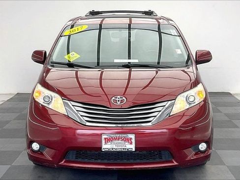Used 2017 Toyota Sienna XLE Premium w/ Cargo Management Package FWD image 2