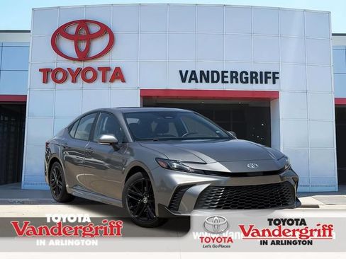 Used 2025 Toyota Camry SE FWD image 1