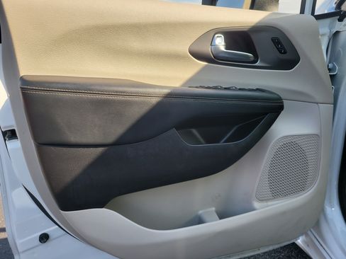 Used 2023 Chrysler Pacifica Touring-L FWD image 14
