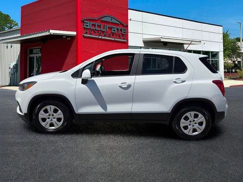Used 2017 Chevrolet Trax LS FWD image 2