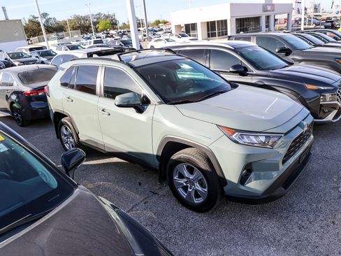Used 2020 Toyota RAV4 XLE w/ Convenience Package image 7