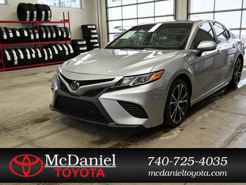 Used 2020 Toyota Camry SE image 1