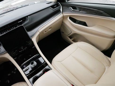 Used 2022 Jeep Grand Cherokee L Limited image 11