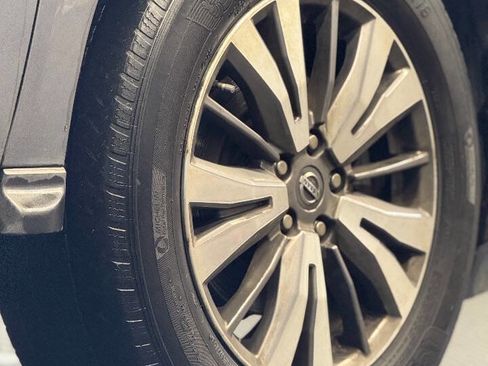 Used 2019 Nissan Pathfinder SV image 18