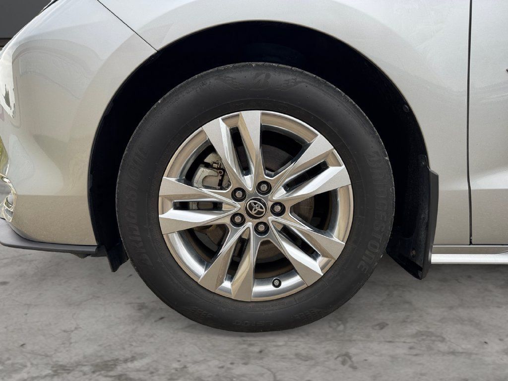 Used 2024 Toyota Sienna XLE w/ XLE Plus Package AWD/4WD image 9