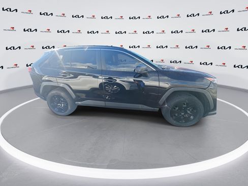 Used 2020 Toyota RAV4 LE image 9