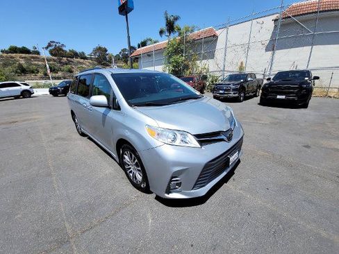 Used 2019 Toyota Sienna XLE FWD image 2
