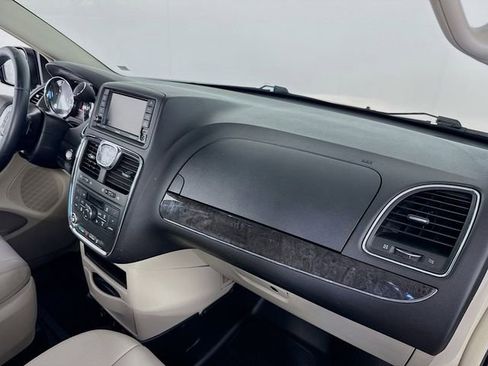 Used 2016 Chrysler Town & Country Touring-L w/ Driver Convenience Group image 25