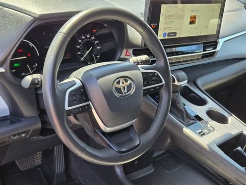 Used 2025 Toyota Sienna XLE FWD image 19