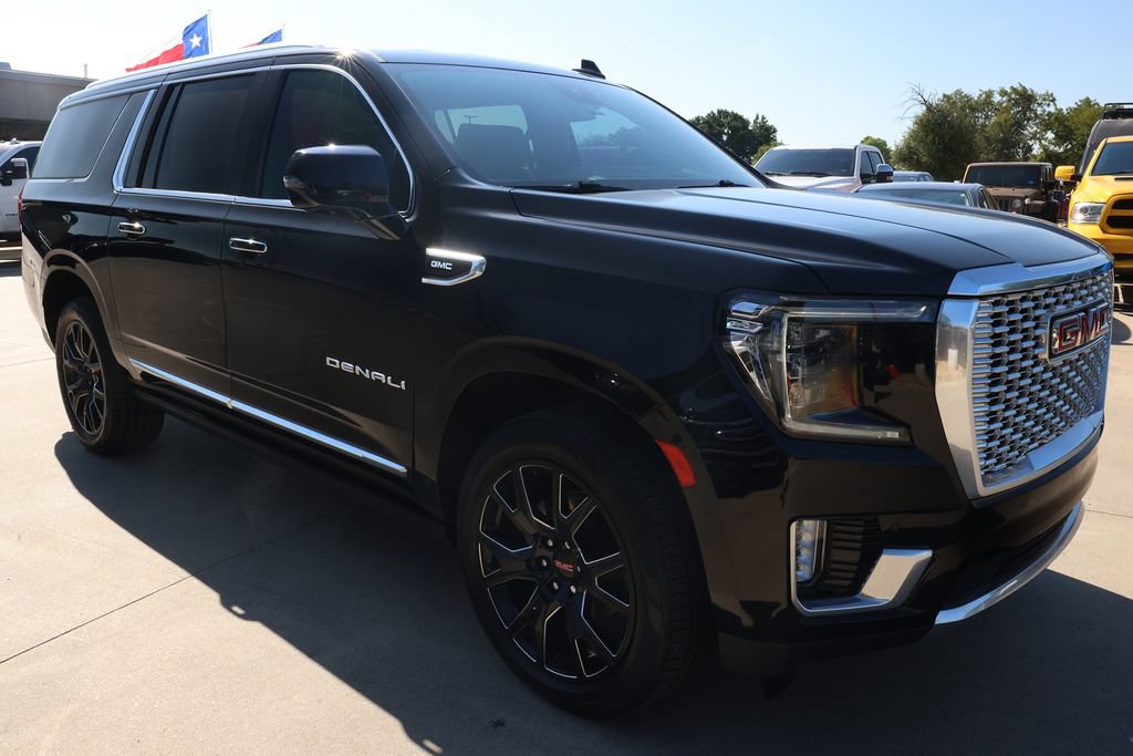 Used 2023 GMC Yukon XL Denali RWD image 3