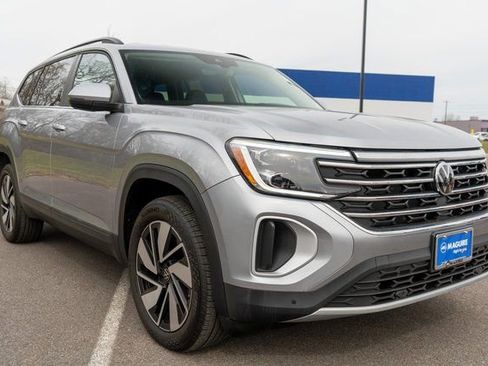 Used 2025 Volkswagen Atlas SE image 4