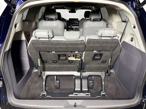 Used 2023 Toyota Sienna Limited image 21
