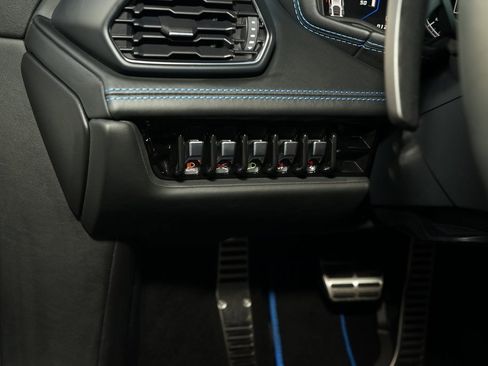 Used 2020 Lamborghini Huracan EVO image 23