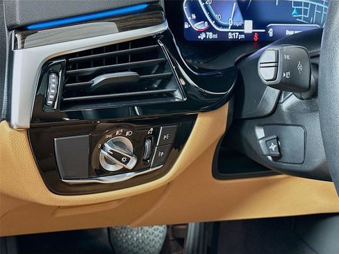 Used 2023 BMW 530e xDrive w/ Premium Package image 10