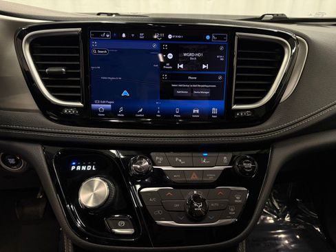 Used 2022 Chrysler Pacifica Limited w/ Uconnect Theater Family Group image 14