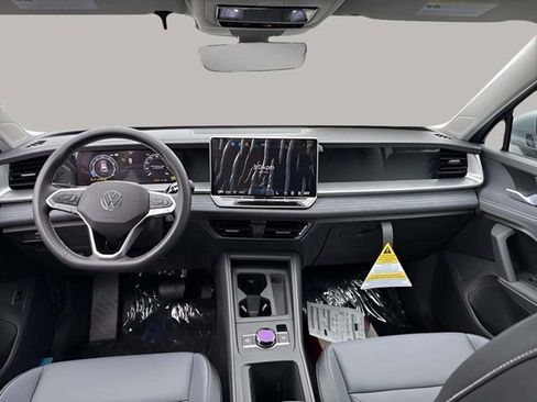New 2025 Volkswagen Tiguan SE image 9