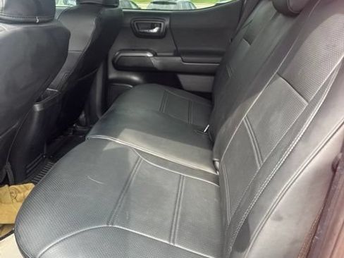 Used 2017 Toyota Tacoma TRD Sport w/ Premium & Technology Package AWD/4WD image 13