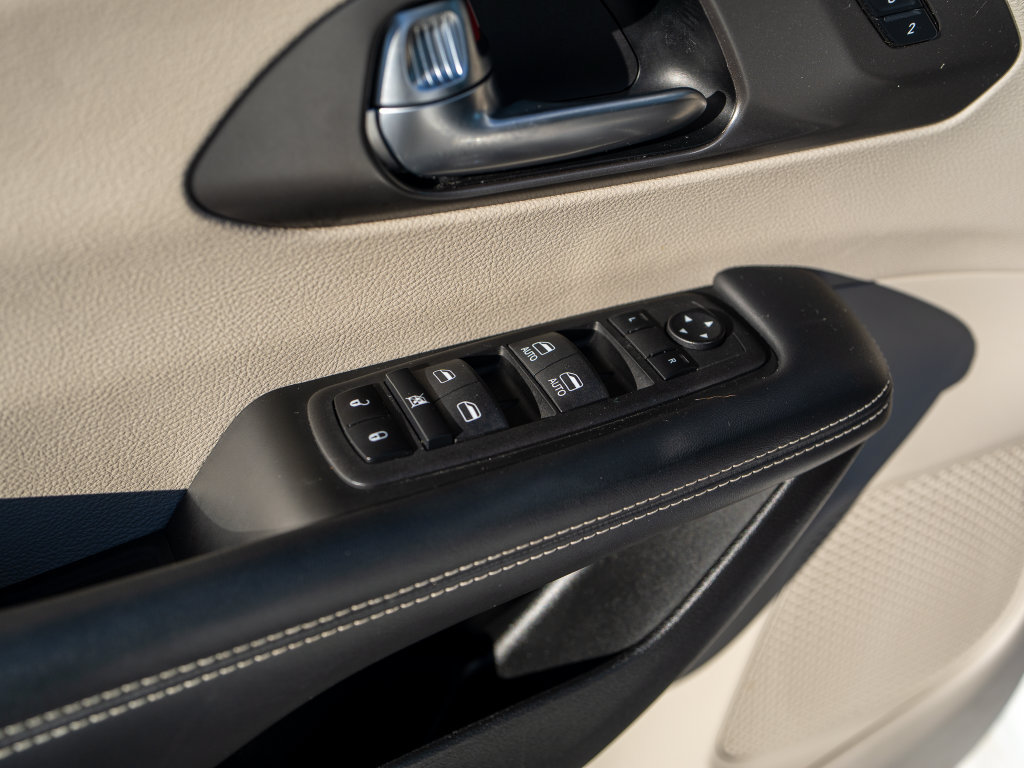 Used 2023 Chrysler Pacifica Touring-L FWD image 26