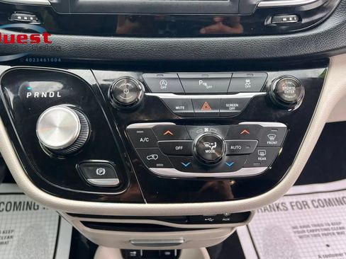 Used 2018 Chrysler Pacifica Touring-L FWD image 30