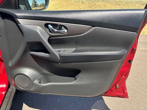 Used 2014 Nissan Rogue SV w/ SV Family Package FWD image 22
