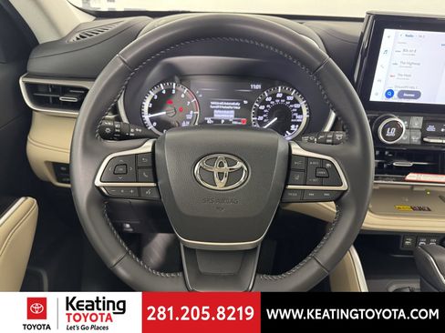 Used 2025 Toyota Highlander XLE AWD/4WD image 29