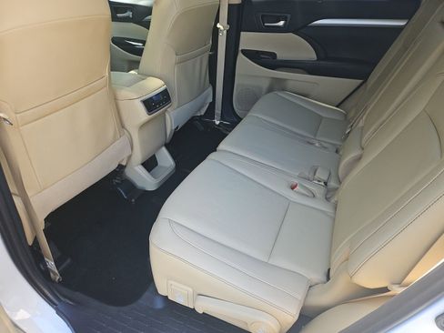 Used 2019 Toyota Highlander SE AWD/4WD image 27