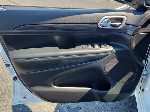 Used 2019 Jeep Grand Cherokee Altitude AWD/4WD image 12