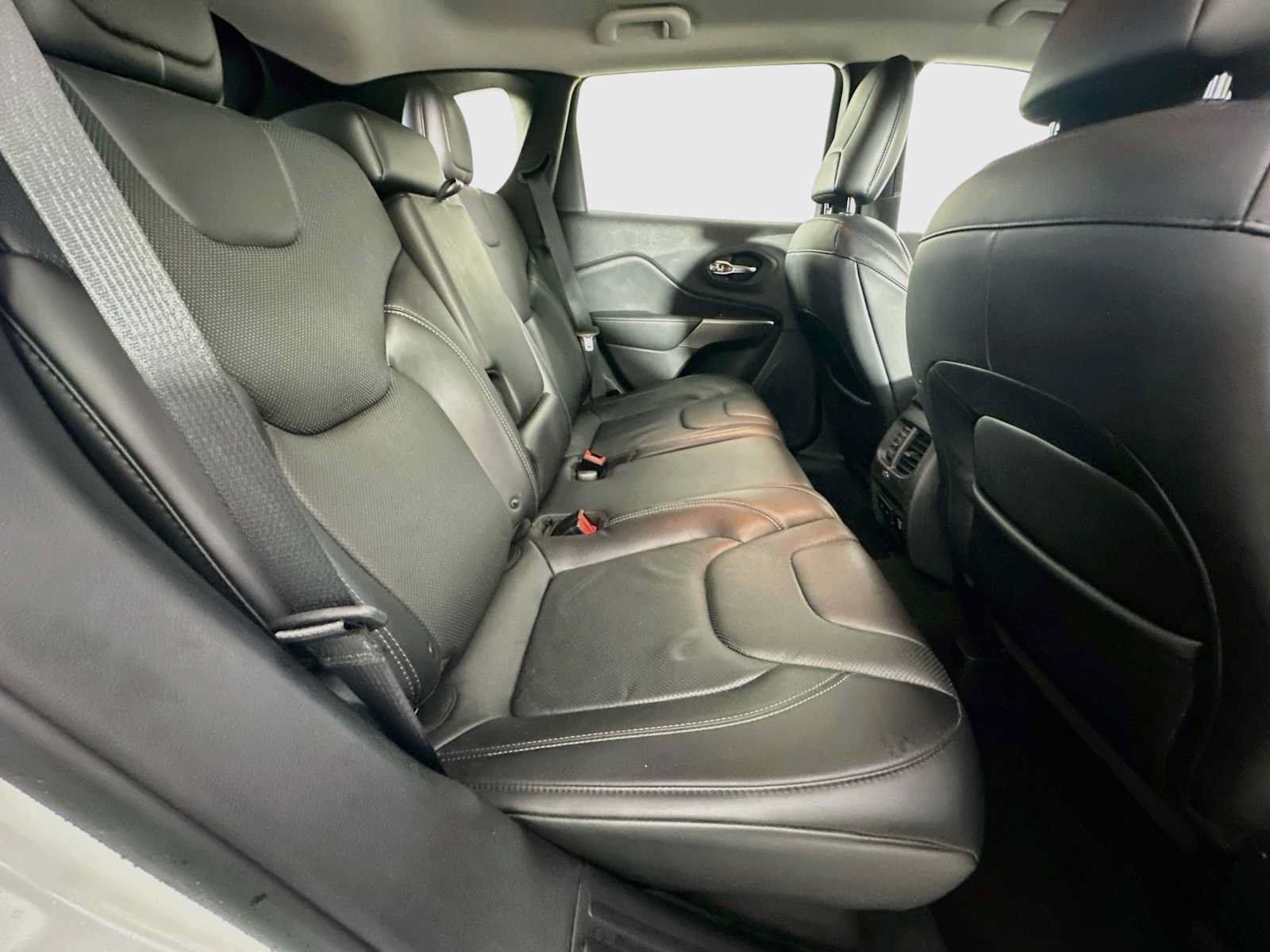 Used 2019 Jeep Cherokee Limited AWD/4WD image 25