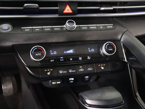 Certified 2025 Hyundai Elantra Limited FWD image 8