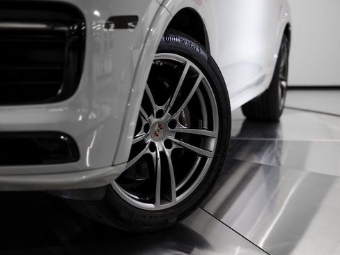 Certified 2023 Porsche Cayenne Platinum Edition image 12