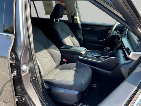 Used 2021 Toyota Highlander L FWD image 9