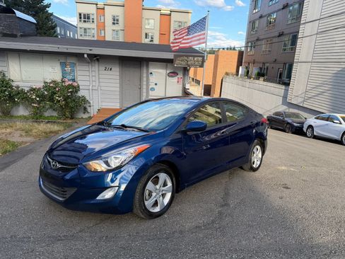 Used 2013 Hyundai Elantra GLS w/ Preferred Pkg FWD image 2